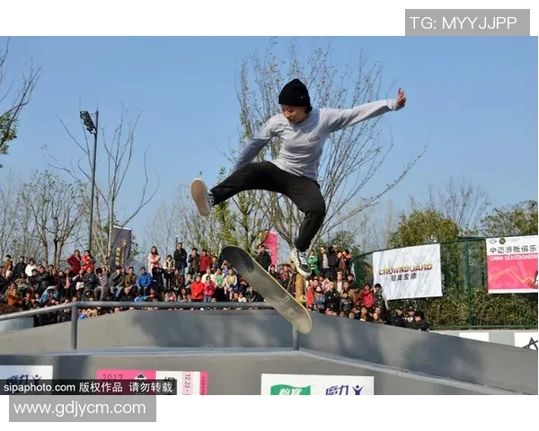 武汉滑板队的团队协作之道：滑板巨献背后的默契与激情